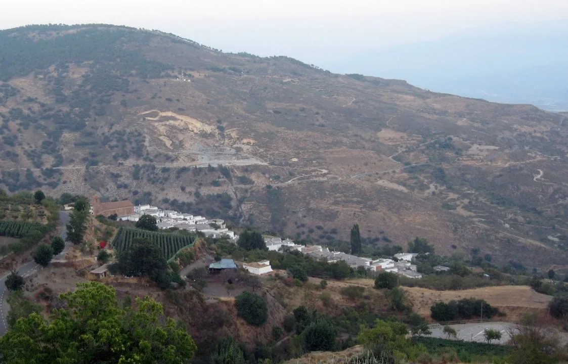 Vista de la localidad de Alcútar, en el municipio de Bérchules (provincia de Granada, España).