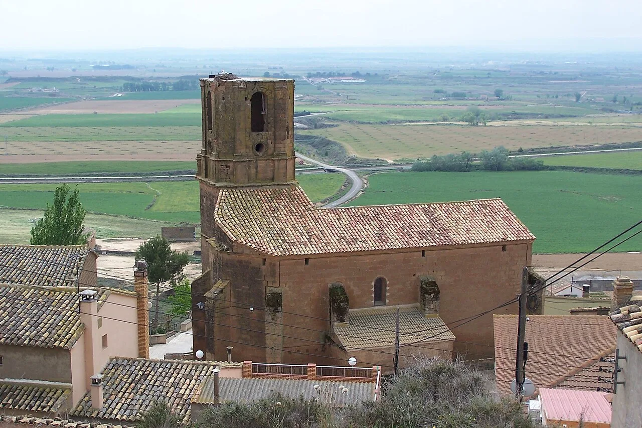 Kirche mit Turm in Piracés, Huesca, umgeben von Feldern.