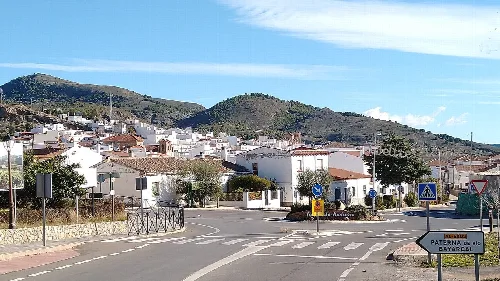 Calles de Laujar de Andarax con casas blancas y montañas en el fondo.