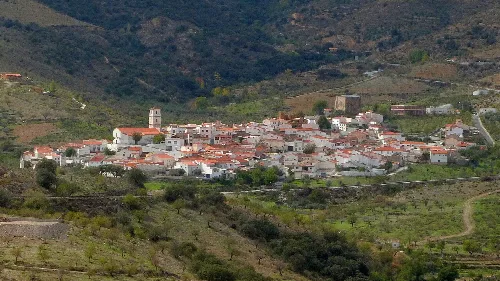 Pueblo de Tahal con casas blancas en un paisaje montañoso.