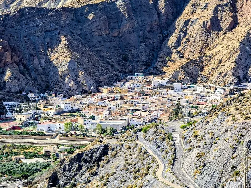 Vista de Alboloduy entre montañas desde el Peñón de la Reina.