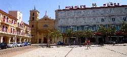 Hauptplatz mit Gebäuden und Bäumen in Valencia de Don Juan.