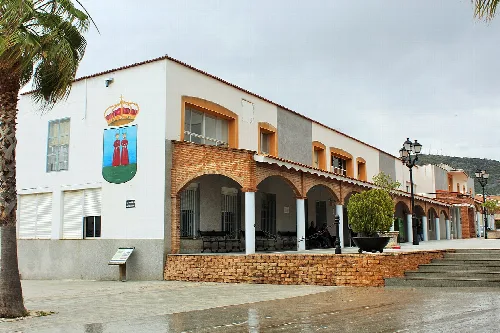 Gebäude auf dem Rathausplatz mit Wappen und Bögen in Arroyo de San Serván.