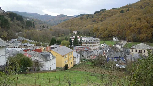 Panoramablick auf Los Nogales mit Häusern und Bergen im Hintergrund.