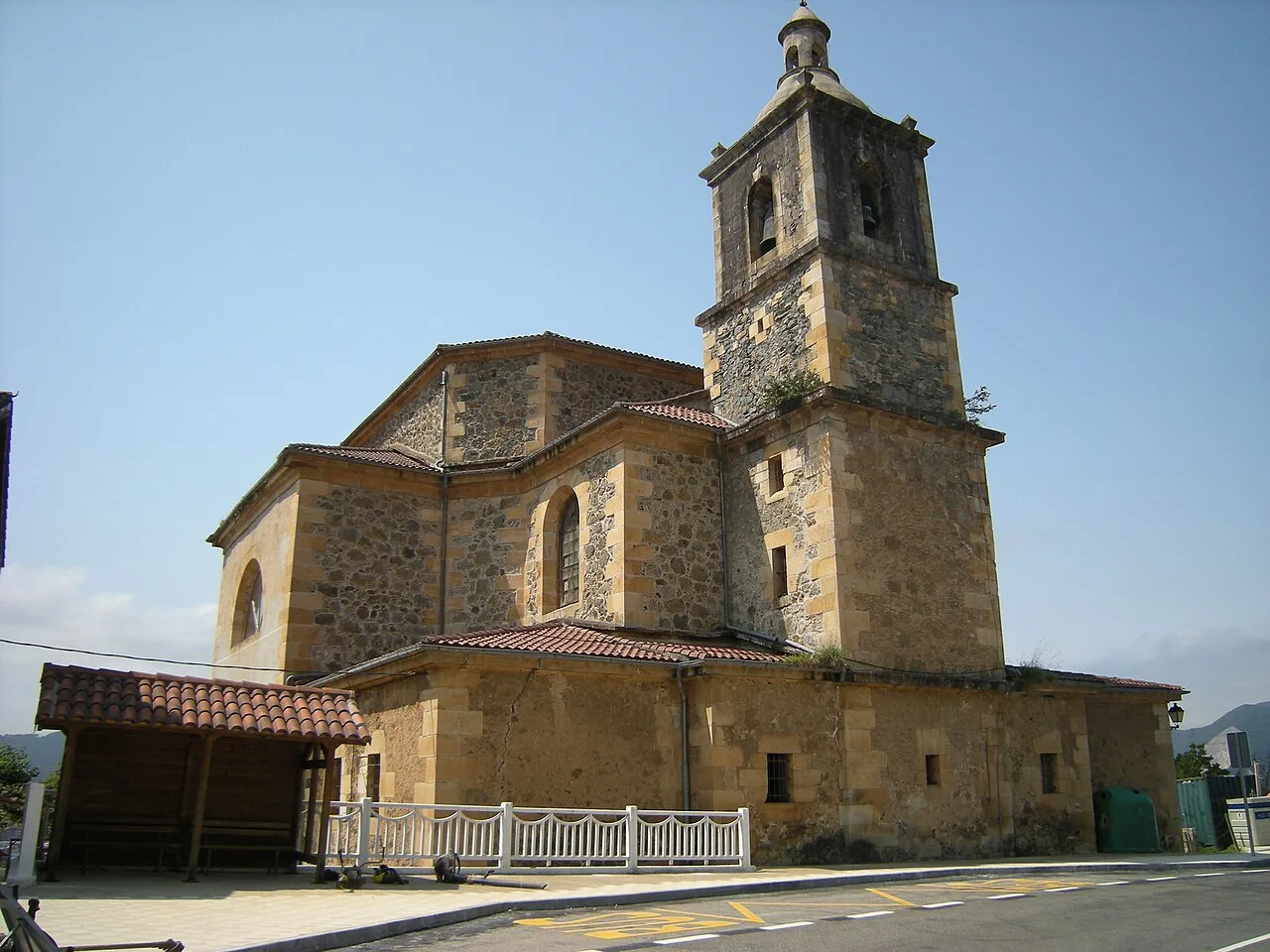 Kirche der Himmelfahrt des Herrn mit Turm in Ajánguiz, Vizcaya.