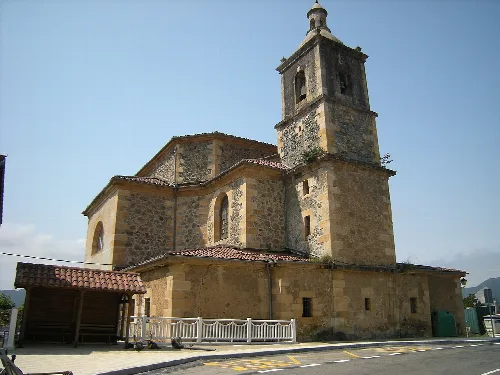 Iglesia de la Ascensión del Señor con torre en Ajánguiz, Vizcaya.