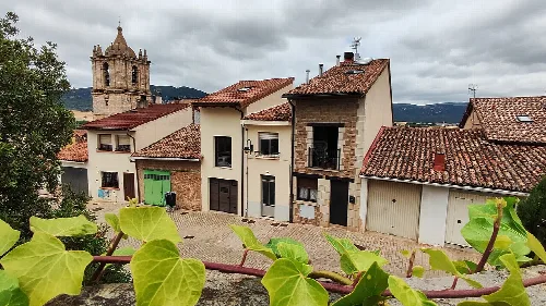 Häuser mit Ziegeldächern in Santa Cruz de Campezo, Álava.