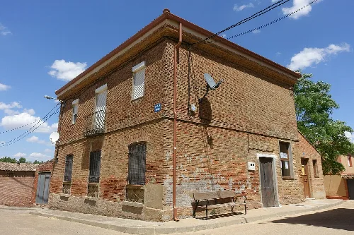 Casa consistorial de Cardeñosa de Volpejera (Palencia, España).