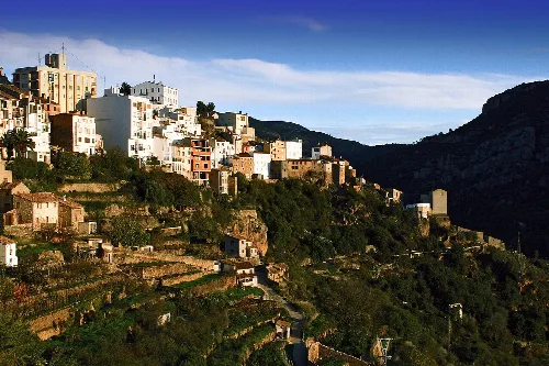 Vista de casas blancas en las laderas de una montaña en Lucena del Cid.