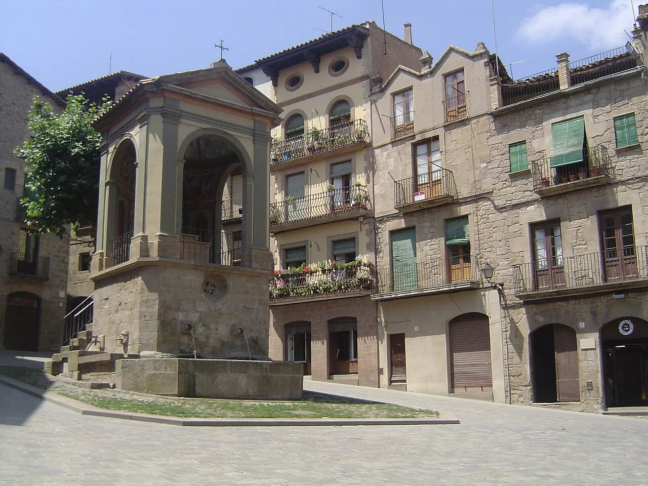 Platz mit Brunnen und alten Gebäuden in Solsona.