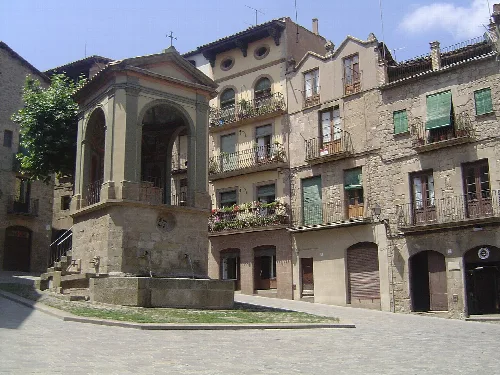 Platz mit Brunnen und alten Gebäuden in Solsona.