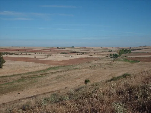 Landschaft des Tals mit Feldern und klarem blauen Himmel.