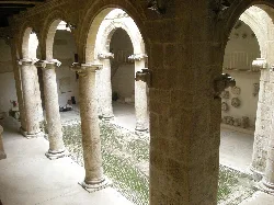 Interior con columnas de piedra y arcos en el patio del Almudín de Játiva.