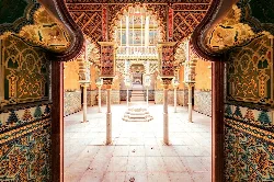 Interior de Villa El Paso con columnas y decoraciones coloridas.