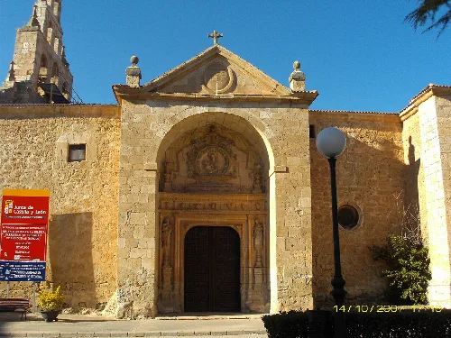 Stone church facade with entrance arch in Fresnillo de las Dueñas.