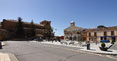 Hauptplatz mit Rathaus und Kirche in Babilafuente.