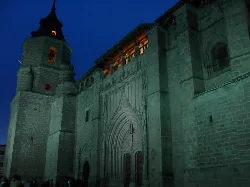 Fachada de una iglesia gótica en Villahermosa, iluminada en la noche.