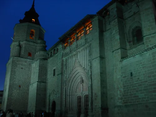 Fachada de una iglesia gótica en Villahermosa, iluminada en la noche.
