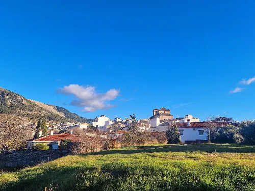 Ansicht von Nívar mit weißen Häusern und blauem Himmel.