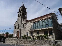 Santa María church with bell tower and modern building in Cualedro.