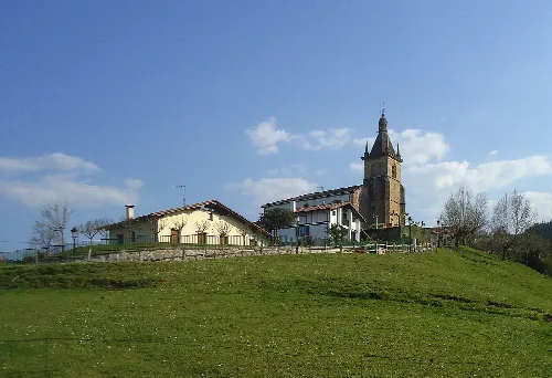 Zeraingo-Kirche in Ceráin auf einem Hügel mit blauem Himmel.
