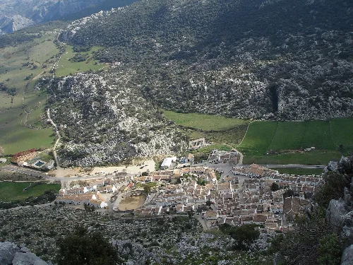 Luftaufnahme von Villaluenga del Rosario mit Häusern und Bergen.