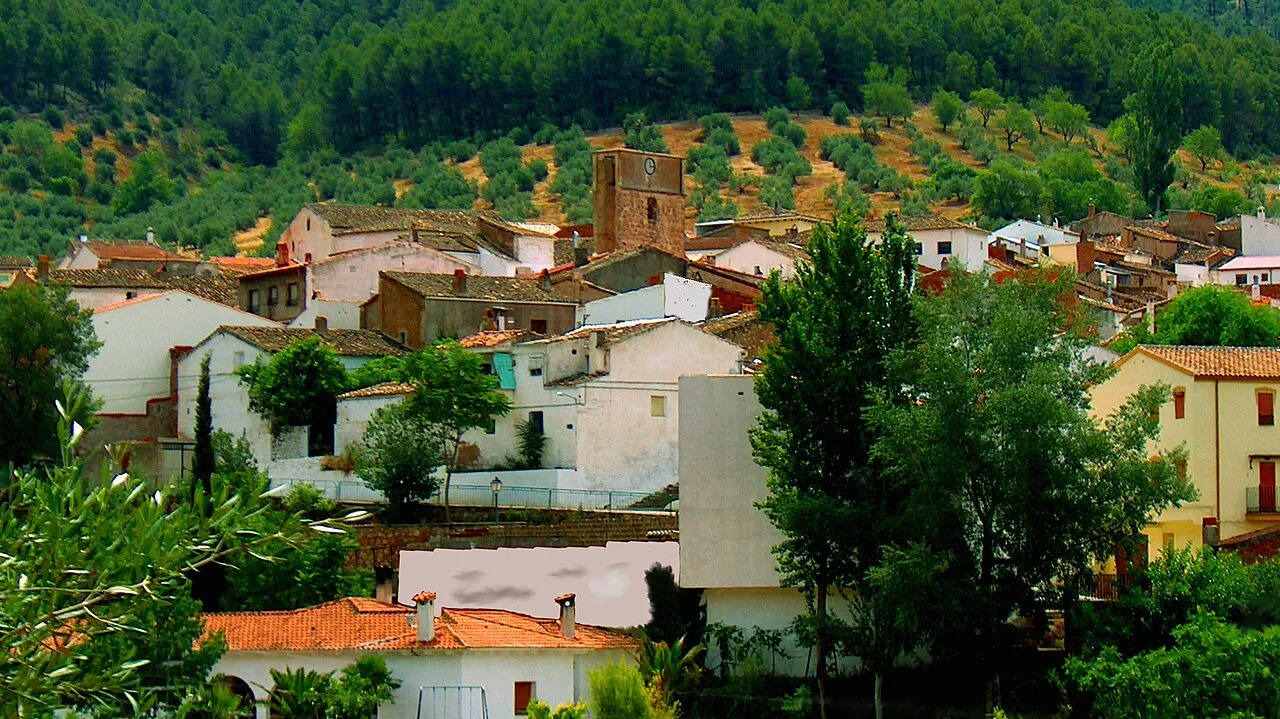 Vista panorámica de casas blancas y vegetación en Benatae, Jaén.