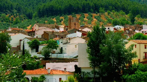 Panoramischer Blick auf weiße Häuser und Vegetation in Benatae, Jaén.