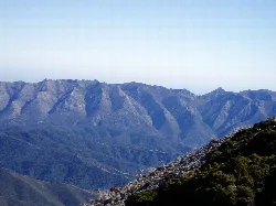 Montañas de Sierra Canucha con vegetación y picos escarpados.