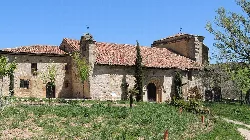 Steinkirche mit rotem Ziegeldach in Atienza.