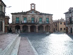 Edificio del ayuntamiento con balcones y reloj en Lastras de Cuéllar.