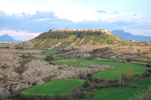 The town of Berdún rises on a hilltop in the center of the Valle D'Arres, the valley that forms the heartland of Aragon.  It looks like unto Edoras on the plains of Rohan.  It think it may be the most magical fairy-tale sight I've ever seen.  I was lucky to pass by and photograph it during sunset.