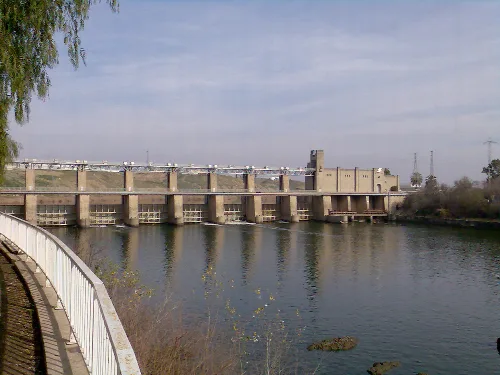 Staudamm von Alcalá del Río in Sevilla, Blick vom Fluss.