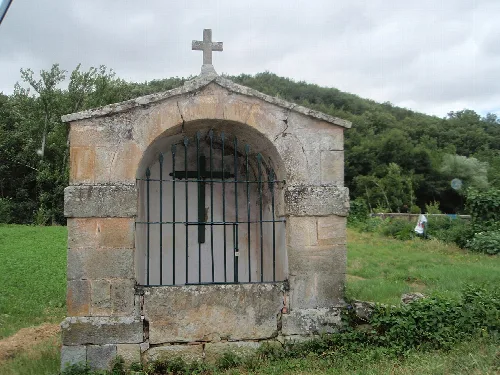 Pequeña ermita en Báscones de Ebro, enclave de Palencia en Cantabria.