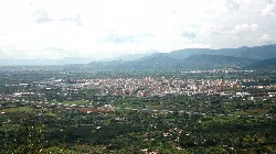 Landscape with city, fields, and mountains seen from an elevated point in Inca.