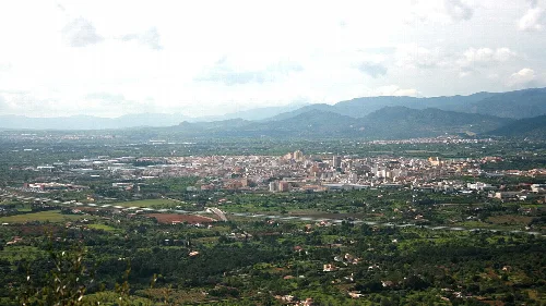Paisaje con ciudad, campos y montañas visto desde un punto elevado en Inca.