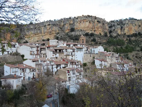 Casas blancas en Vallibona con un acantilado rocoso detrás.