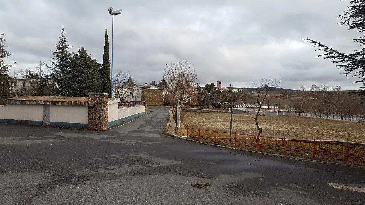 Blick auf die Kirche von Armenteros und die Umgebung vom Colegio in Salamanca.