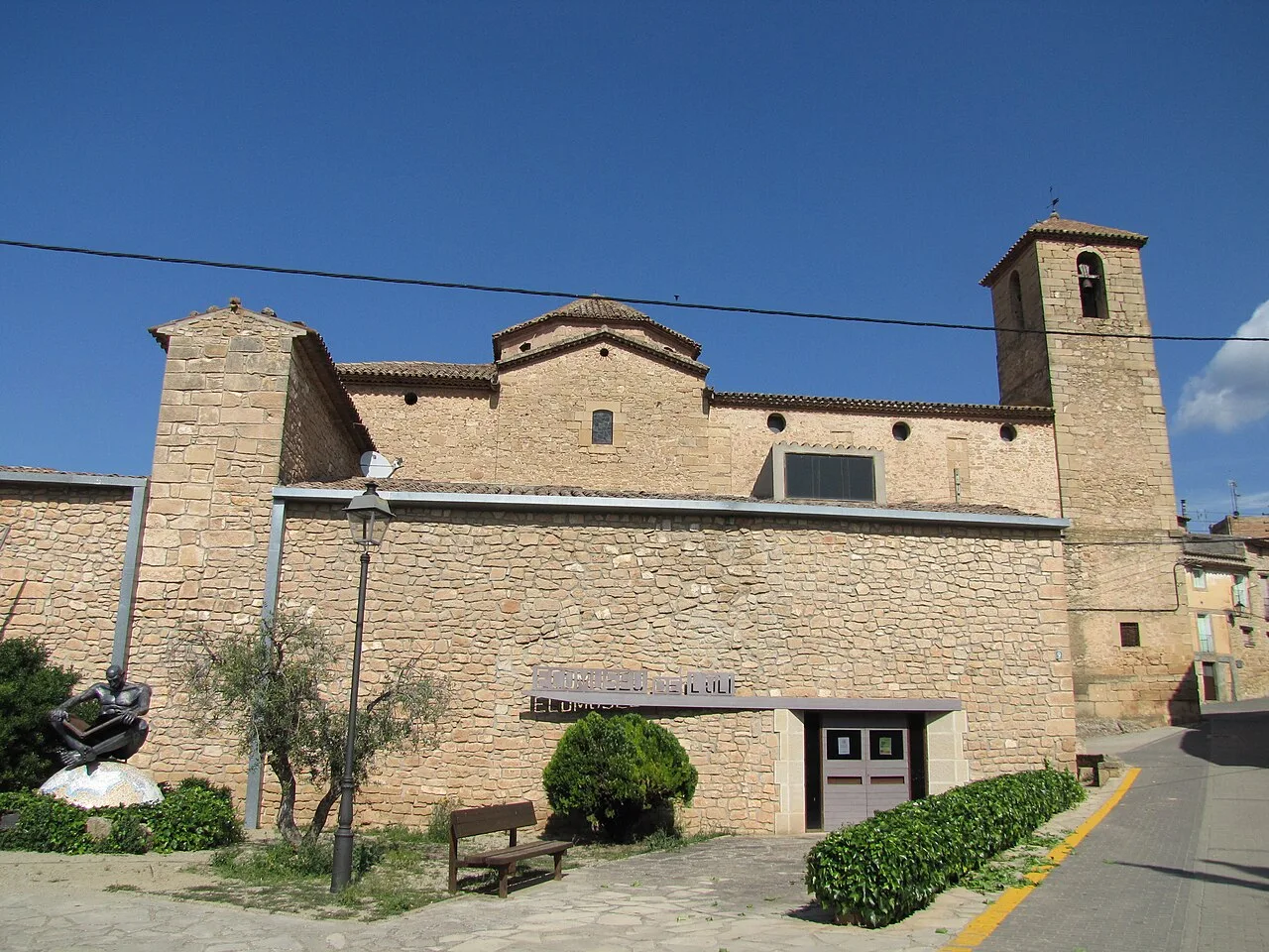 La Pobla de Cèrvoles: ecomuseu de l'oli, Ajuntament i església de Santa Maria, a dalt.





This is a photo of a building listed in the Catalan heritage register as Bé Cultural d'Interès Local (BCIL) under the reference IPA-17790.
