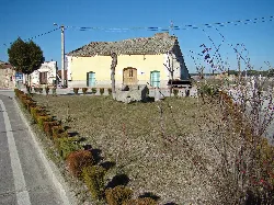 House with an old well in the garden in Moraleja de las Panaderas.