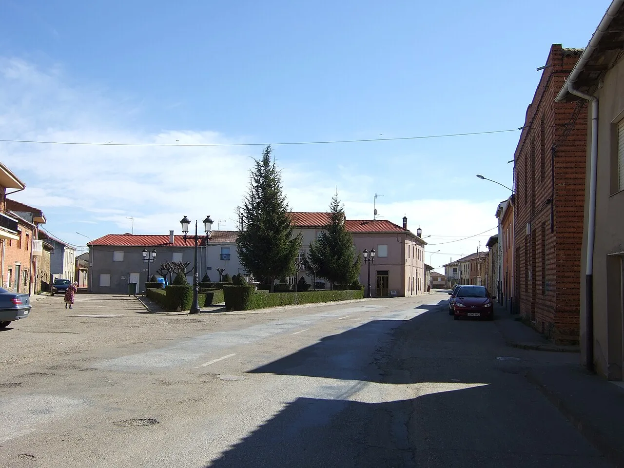 Plaza del Grande mit Bäumen und Gebäuden in Palacios de la Valduerna.