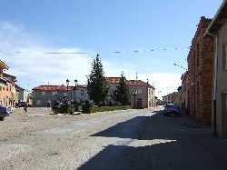 Plaza del Grande mit Bäumen und Gebäuden in Palacios de la Valduerna.
