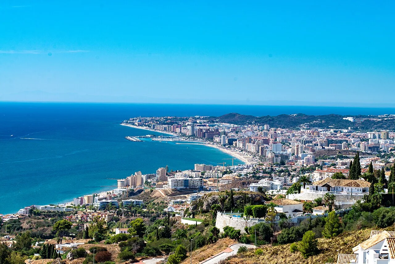 Luftaufnahme von Fuengirola mit Strand, Meer und Stadt.