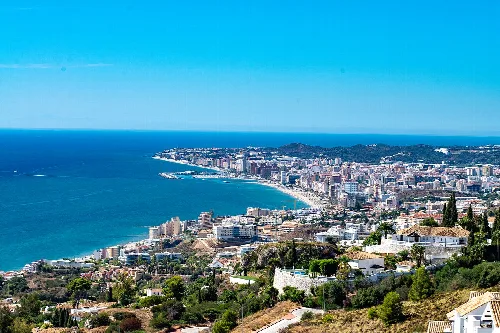 Luftaufnahme von Fuengirola mit Strand, Meer und Stadt.