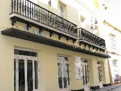 Theaterfassade mit Schild und Eingangstüren.