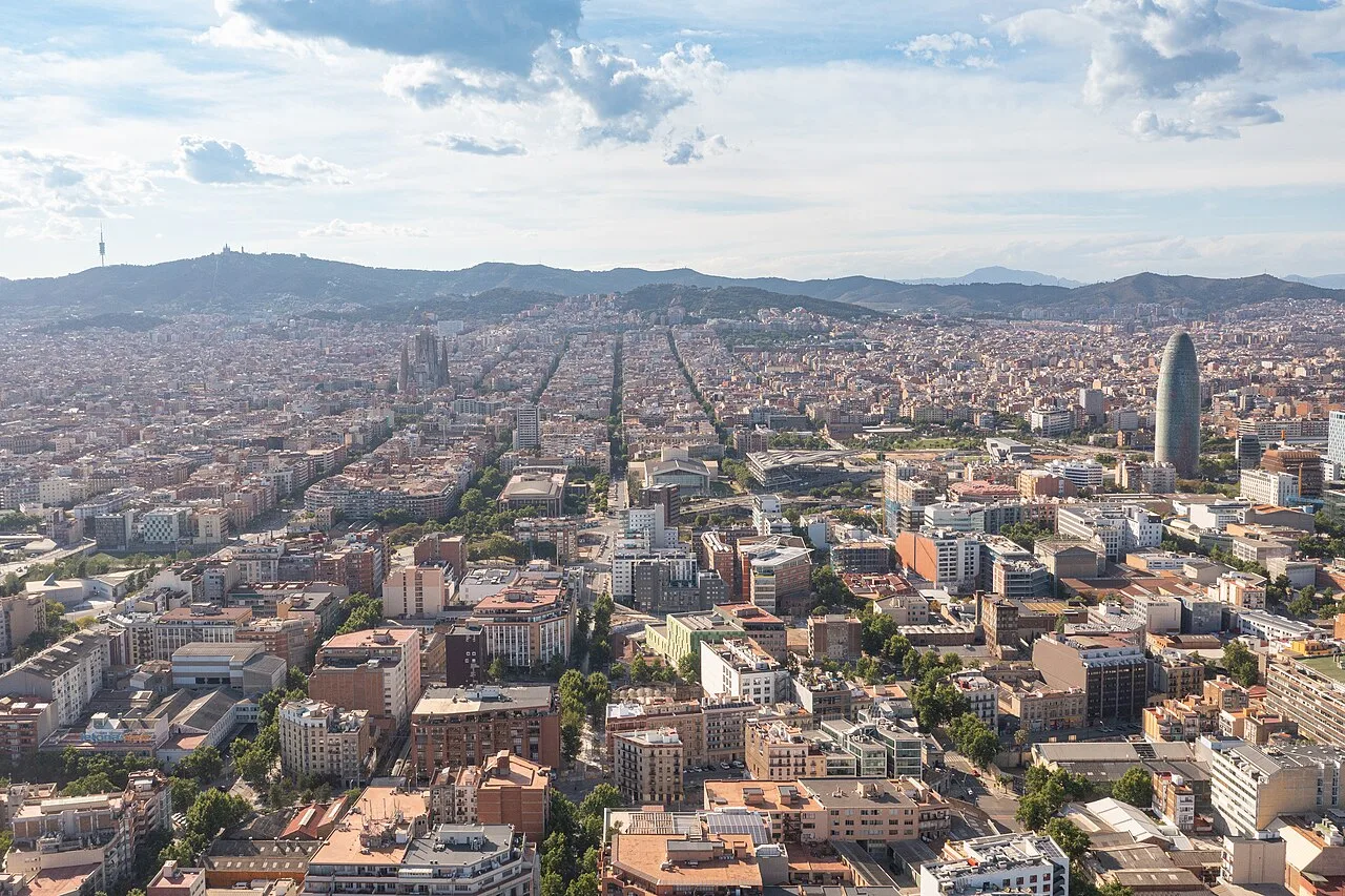 Luftaufnahme der Stadt Barcelona mit Gebäuden und Bergen im Hintergrund