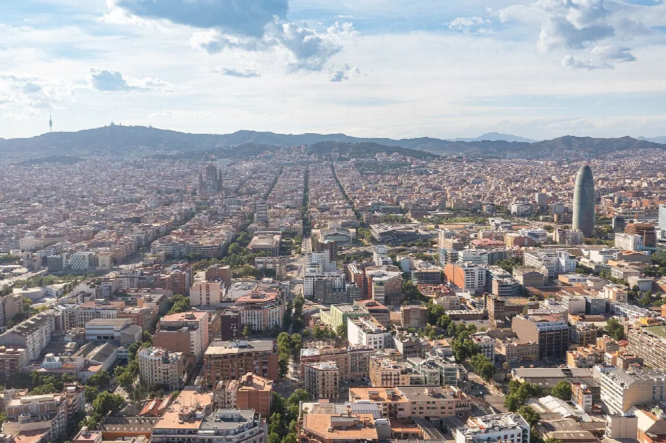 Luftaufnahme der Stadt Barcelona mit Gebäuden und Bergen im Hintergrund