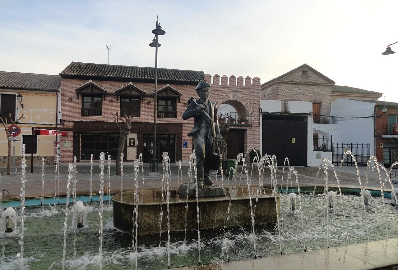 Brunnen mit Statue und Wasser auf dem Platz von Cazalegas, Toledo.