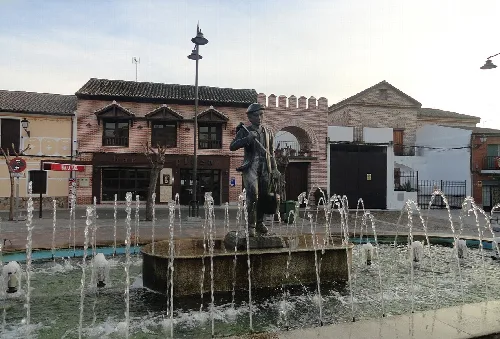 Brunnen mit Statue und Wasser auf dem Platz von Cazalegas, Toledo.
