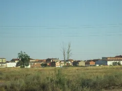 Paisaje con casas y campo en Santa María del Páramo.